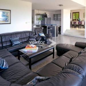 Saršoni, samostojeća kuća s bazenom, okućnicom i garažom