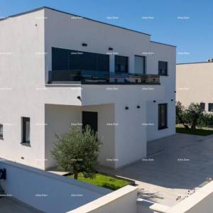 Savršena obiteljska kuća s bazenom u Banjolama, blizu plaže i prirode