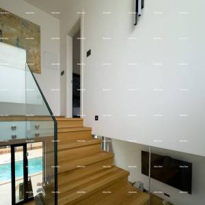 Savršena obiteljska kuća s bazenom u Banjolama, blizu plaže i prirode