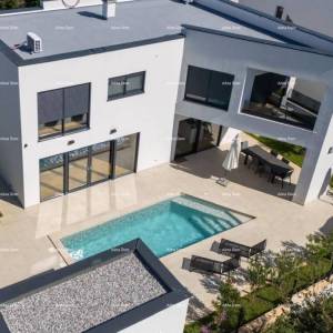 Savršena obiteljska kuća s bazenom u Banjolama, blizu plaže i prirode