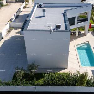 Savršena obiteljska kuća s bazenom u Banjolama, blizu plaže i prirode