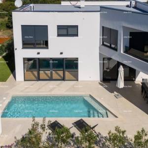 Savršena obiteljska kuća s bazenom u Banjolama, blizu plaže i prirode