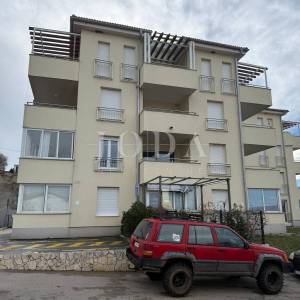 SENJ – 1. kat, pogled na more, novija gradnja, parkirno mjesto