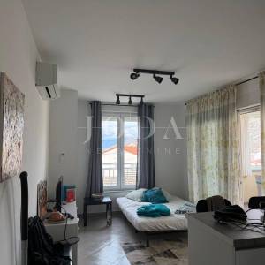 SENJ – 1. kat, pogled na more, novija gradnja, parkirno mjesto