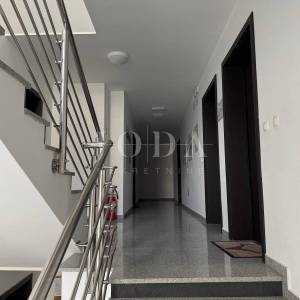 SENJ – 1. kat, pogled na more, novija gradnja, parkirno mjesto