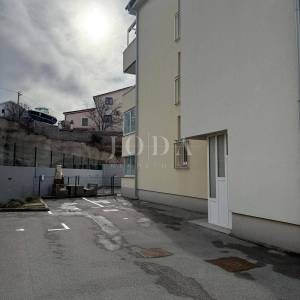 SENJ – 1. kat, pogled na more, novija gradnja, parkirno mjesto