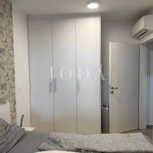 SENJ – 1. kat, pogled na more, novija gradnja, parkirno mjesto