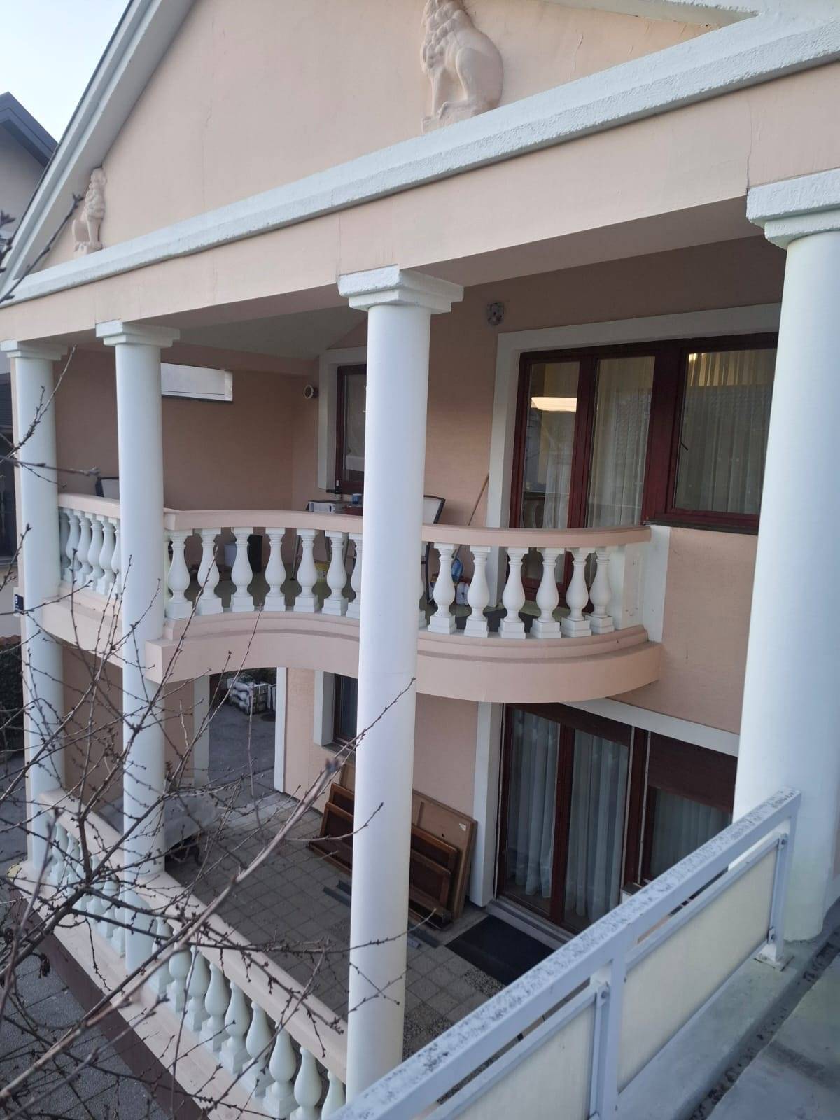 Sesvete - samostojeća katnica, 4-sobni + 3-sobni + garsonijera, terase