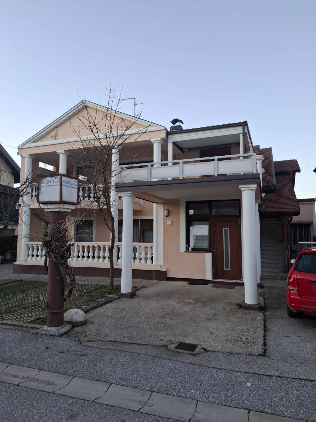 Sesvete - samostojeća katnica, 4-sobni + 3-sobni + garsonijera, terase