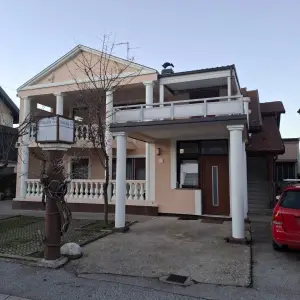 Sesvete - samostojeća katnica, 4-sobni + 3-sobni + garsonijera, terase