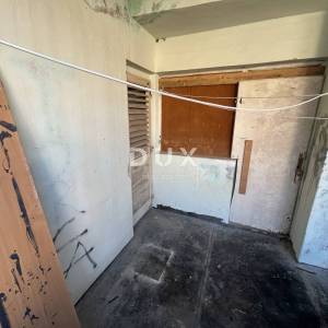 ŠIBENIK, PIROVAC – Stan za adaptaciju s velikim potencijalom