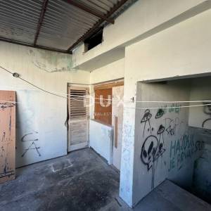ŠIBENIK, PIROVAC – Stan za adaptaciju s velikim potencijalom