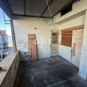 ŠIBENIK, PIROVAC – Stan za adaptaciju s velikim potencijalom