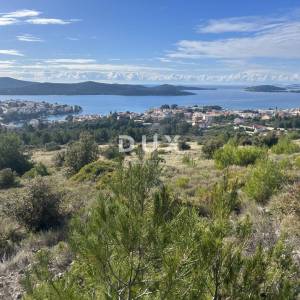 ŠIBENIK, ŽABORIĆ – Zemljište s top pogledom za vile s bazenima