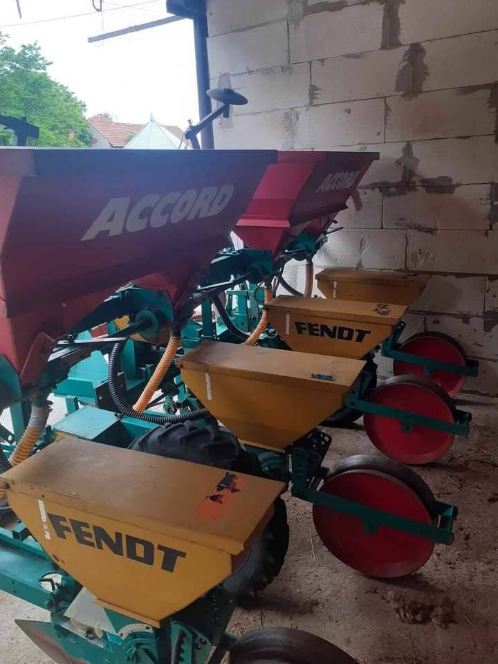 sijačica za kukuruz 4 reda pneumaska s dozatorima za gnoj 3200eura