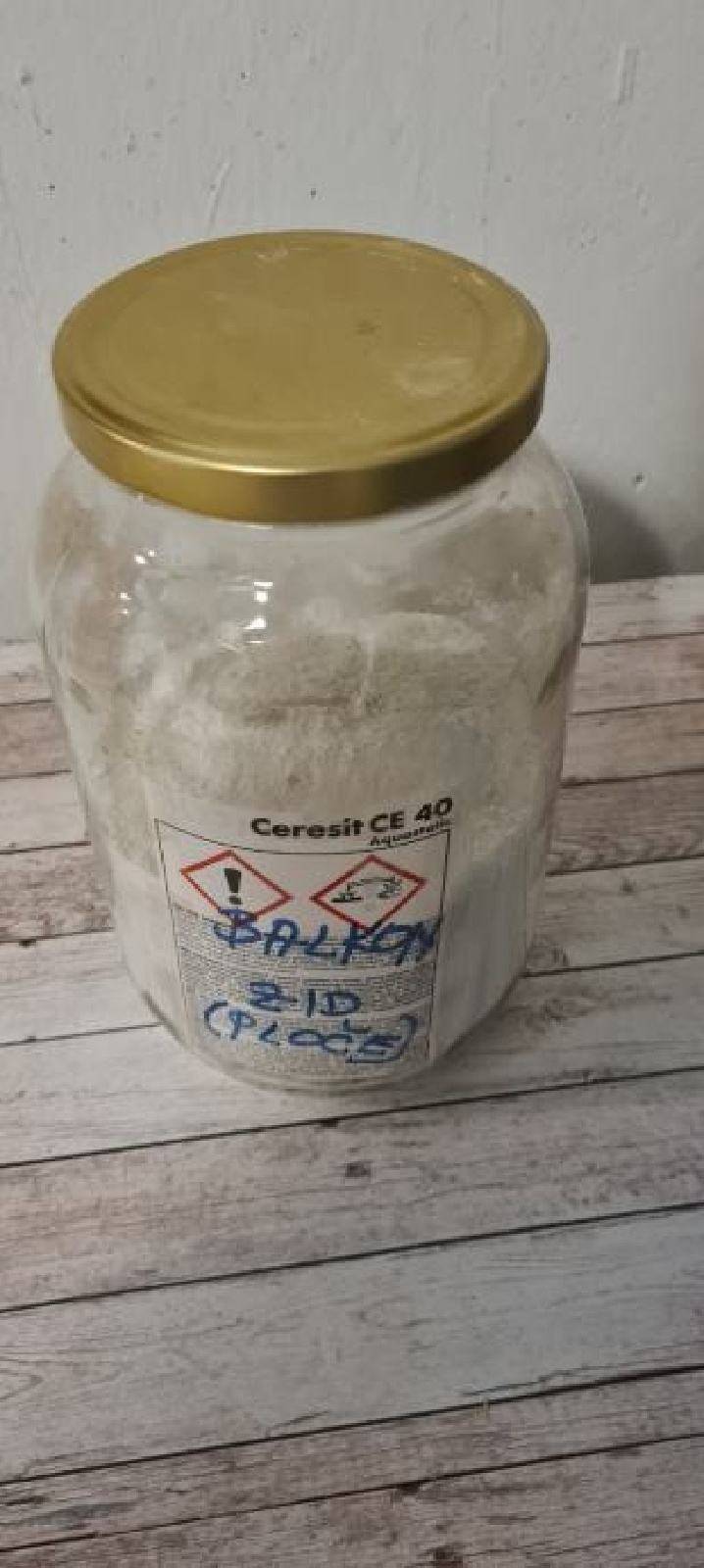 Smjesa za fuge. Bijelo- bež boja.