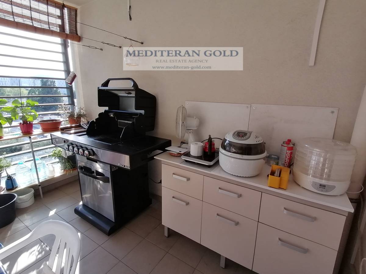 Split, centar, stan u stambenoj zgradi s liftom, dva garažna mjesta