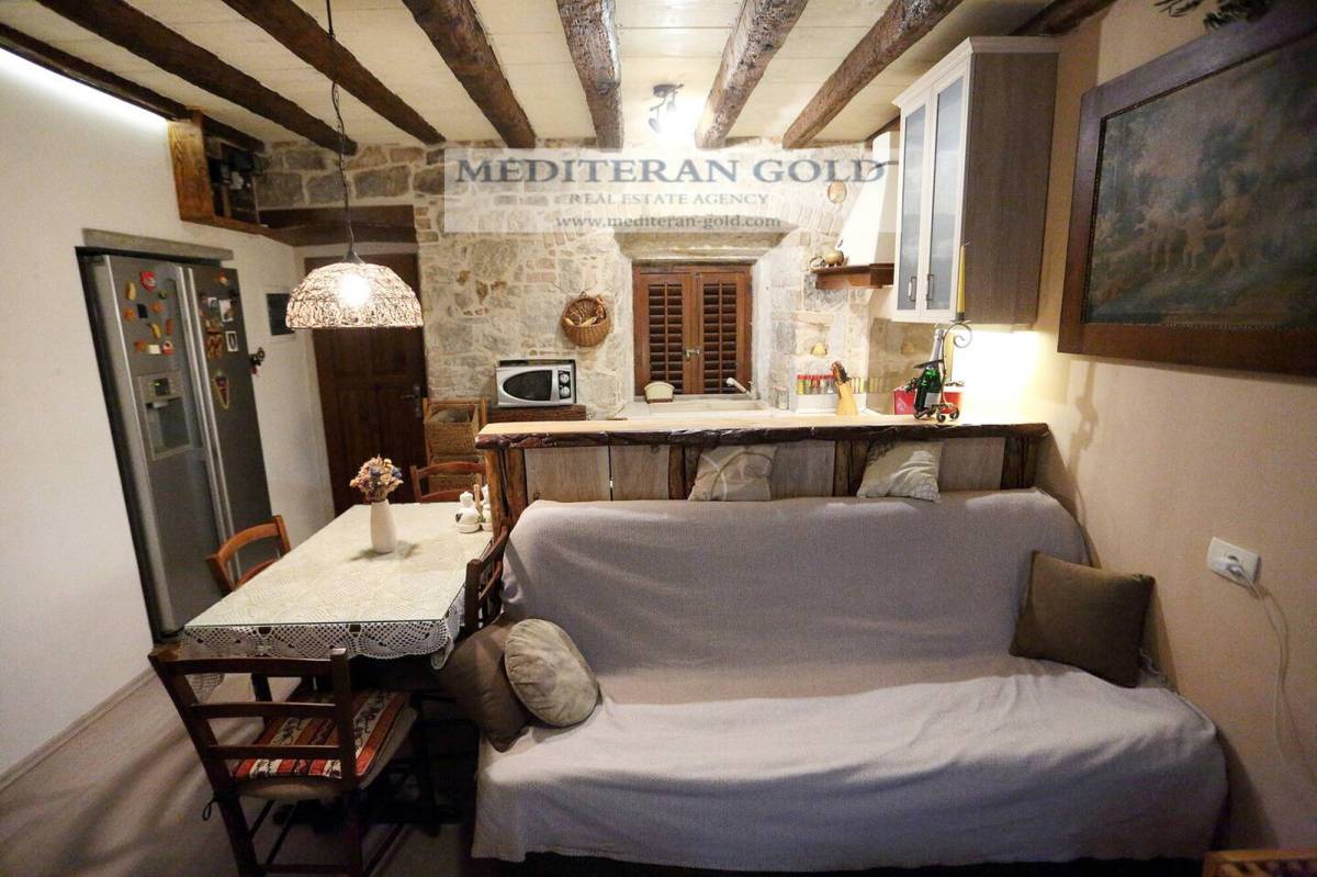 Split, Varoš, prodaje se kompletno renovirana i opremljena kamena kuća