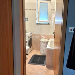 Srdoči, namješten 3-soban s dnevnim boravkom i balkonom