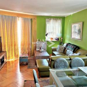 Srdoči, namješten 3-soban s dnevnim boravkom i balkonom