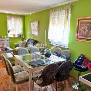 Srdoči, namješten 3-soban s dnevnim boravkom i balkonom