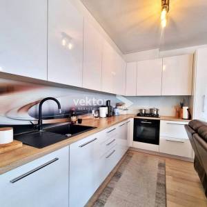 Srdoči, obiteljski stan s okućnicom i osiguranim parkingom