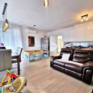 Srdoči, obiteljski stan s okućnicom i osiguranim parkingom