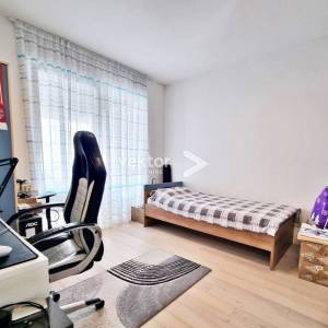 Srdoči, obiteljski stan s okućnicom i osiguranim parkingom