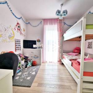 Srdoči, obiteljski stan s okućnicom i osiguranim parkingom