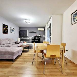 Srdoči, uređen 2-soban s dnevnim boravkom u novijoj zgradi