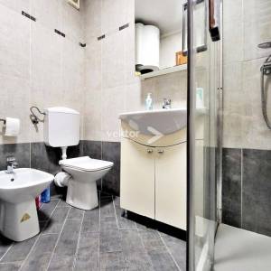 Srdoči, uređen 2-soban s dnevnim boravkom u novijoj zgradi