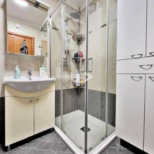 Srdoči, uređen 2-soban s dnevnim boravkom u novijoj zgradi