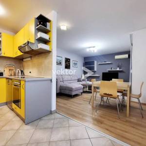 Srdoči, uređen 2-soban s dnevnim boravkom u novijoj zgradi