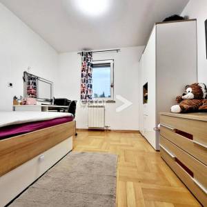 Srdoči, uređen 2-soban s dnevnim boravkom u novijoj zgradi