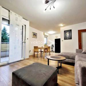 Srdoči, uređen 2-soban s dnevnim boravkom u novijoj zgradi