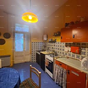 Stan u prizemlju s dvorištem i garažom – centar Pule