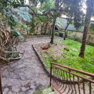 Stan u prizemlju s dvorištem i garažom – centar Pule