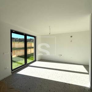 Stan u prizemlju s dvorištem - spremno za useljenje