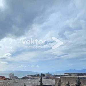 Sušak,uredan 3-soban stan s pogledom na grad i more