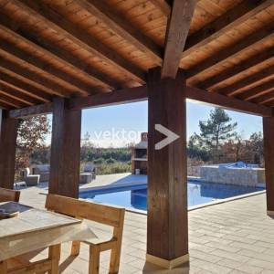 Svetvinčenat, moderna novogradnja s bazenom