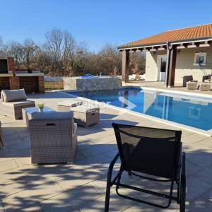 Svetvinčenat, moderna novogradnja s bazenom