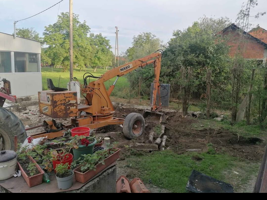 Traktorski utovarivač bager