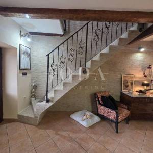 Tribalj, autohtona kuća sa pogledom na jezero 