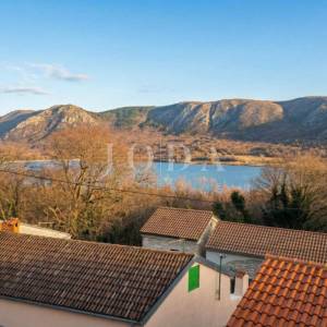 Tribalj, autohtona kuća sa pogledom na jezero 