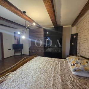 Tribalj, autohtona kuća sa pogledom na jezero 