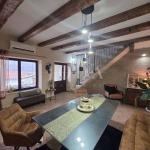 Tribalj, autohtona kuća sa pogledom na jezero 