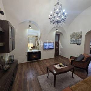 Tribalj, autohtona kuća sa pogledom na jezero 