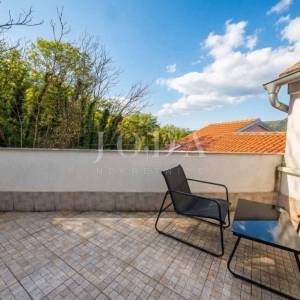 Tribalj, autohtona kuća sa pogledom na jezero 