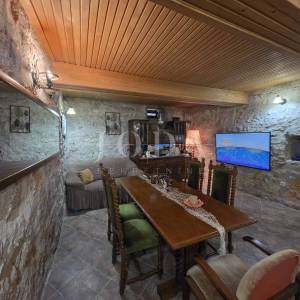 Tribalj, autohtona kuća sa pogledom na jezero 