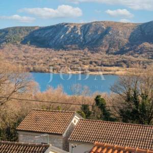 Tribalj, autohtona kuća sa pogledom na jezero 